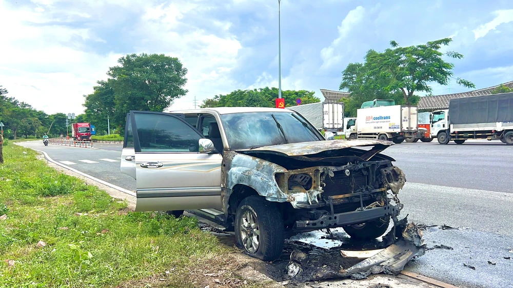 o-to-7-cho-boc-chay-ngun-ngut-trong-khu-cong-nghe-cao-tp-hcm (1).jpg