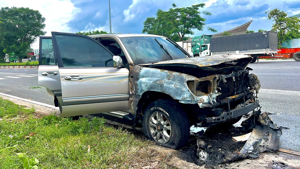 Ô tô 7 chỗ bốc cháy ngùn ngụt trong khu công nghệ cao TP.HCM