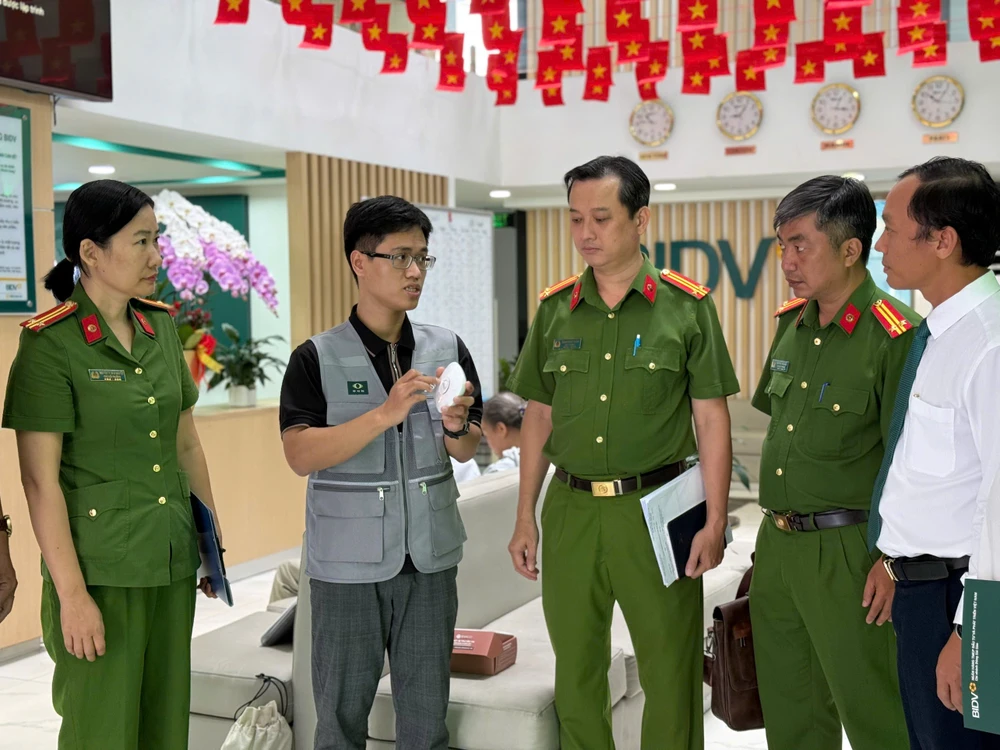 cong-an-phuong-thu-duc-tp-hcm-gan-nut-bi-mat-chong-cuop-o-nhieu-noi (2).jpg