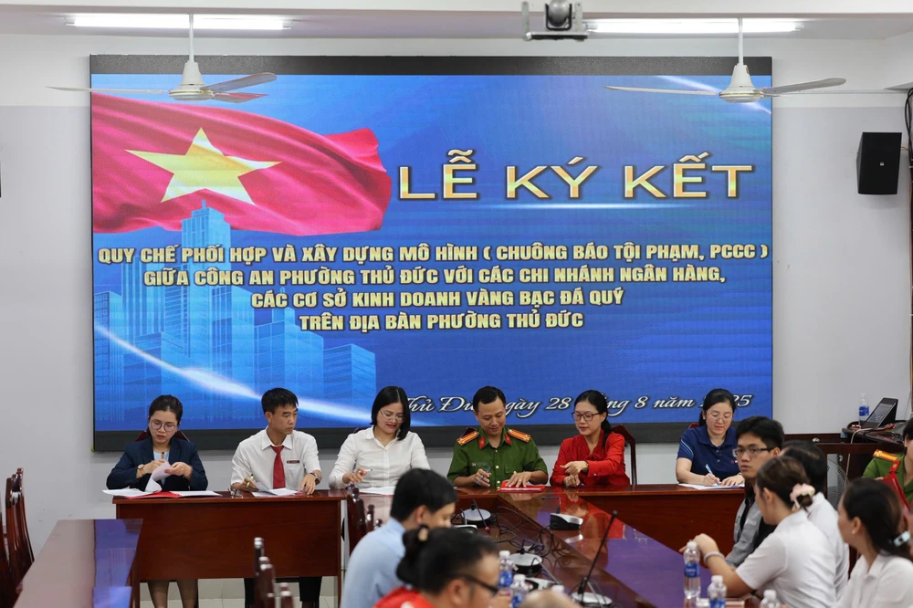 Công an phường Thủ Đức, TP.HCM gắn nút ‘bí mật’ chống cướp ở nhiều nơi