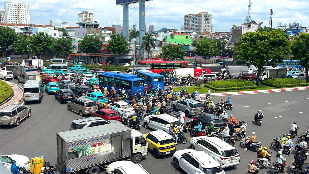 ket-xe-tu-sang-den-chieu-duong-pham-van-dong-nguoi-dan-vat-va-doi-nang-di-chuyen (1).jpg