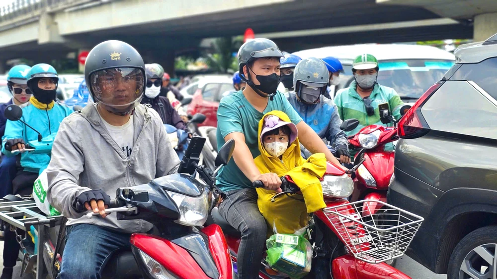 ket-xe-tu-sang-den-chieu-duong-pham-van-dong-nguoi-dan-vat-va-doi-nang-di-chuyen (10).jpg