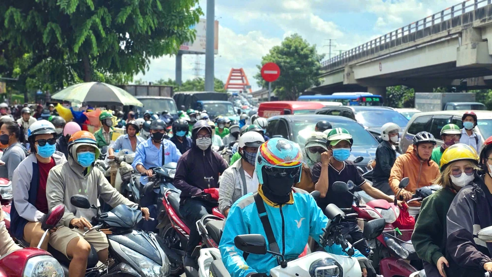 ket-xe-tu-sang-den-chieu-duong-pham-van-dong-nguoi-dan-vat-va-doi-nang-di-chuyen (11).jpg