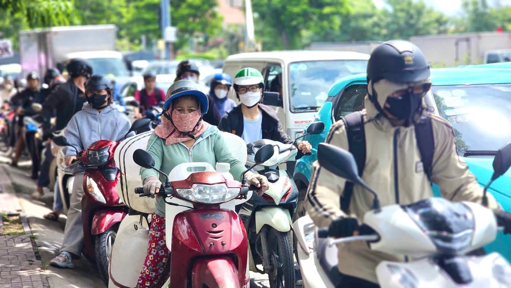 ket-xe-tu-sang-den-chieu-duong-pham-van-dong-nguoi-dan-vat-va-doi-nang-di-chuyen (12).jpg