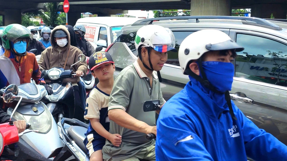 ket-xe-tu-sang-den-chieu-duong-pham-van-dong-nguoi-dan-vat-va-doi-nang-di-chuyen (13).jpg