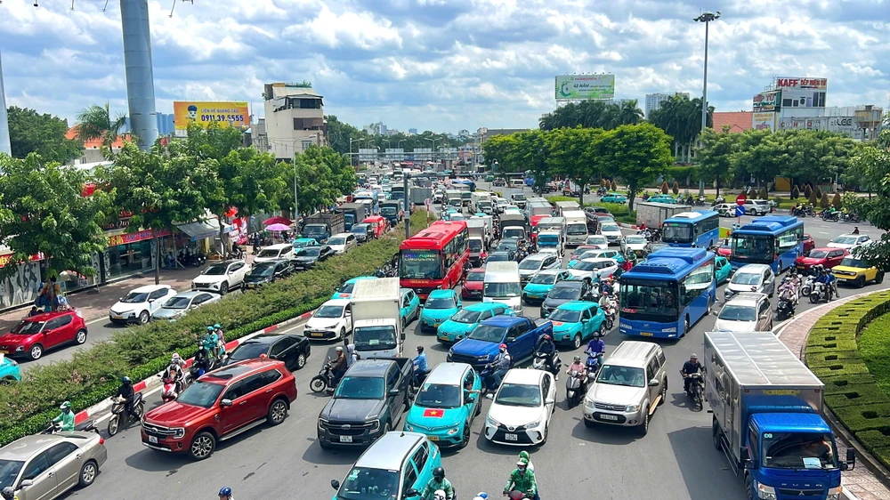 ket-xe-tu-sang-den-chieu-duong-pham-van-dong-nguoi-dan-vat-va-doi-nang-di-chuyen (2).jpg