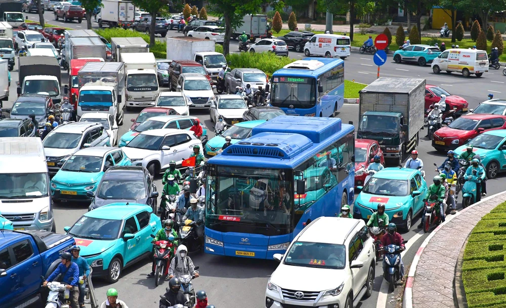 ket-xe-tu-sang-den-chieu-duong-pham-van-dong-nguoi-dan-vat-va-doi-nang-di-chuyen (3).jpg