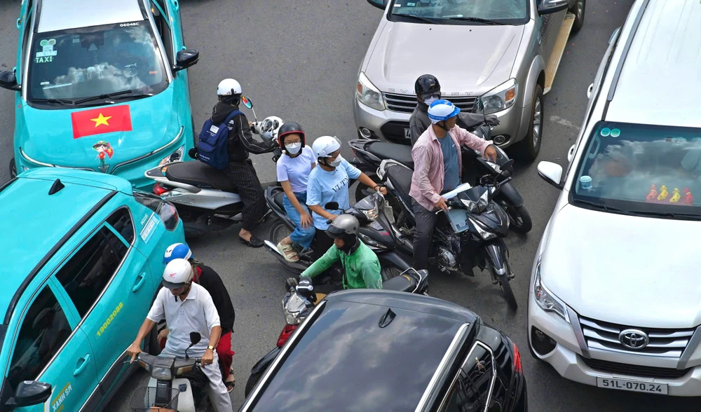 ket-xe-tu-sang-den-chieu-duong-pham-van-dong-nguoi-dan-vat-va-doi-nang-di-chuyen (4).jpg