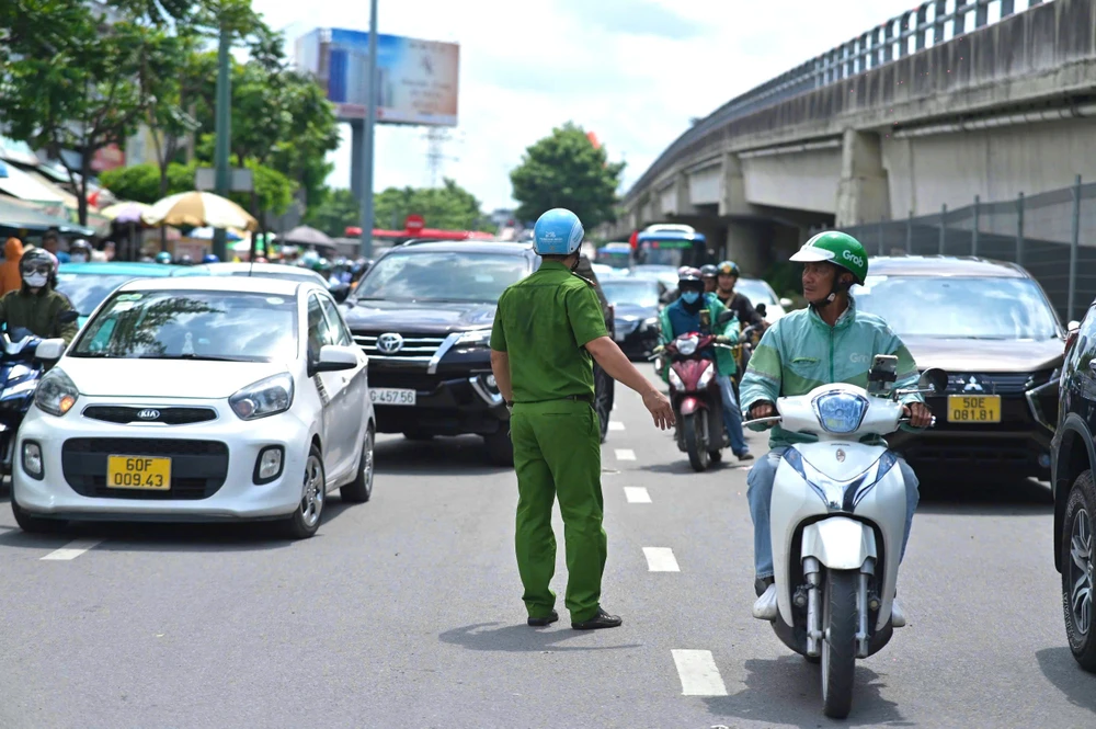 ket-xe-tu-sang-den-chieu-duong-pham-van-dong-nguoi-dan-vat-va-doi-nang-di-chuyen (5).jpg
