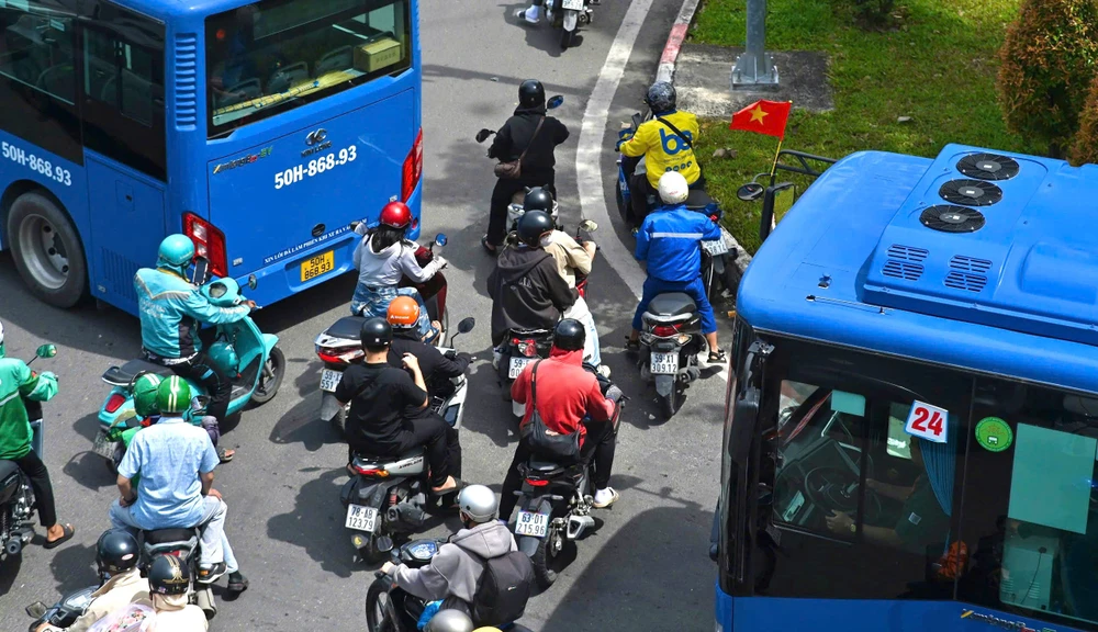 ket-xe-tu-sang-den-chieu-duong-pham-van-dong-nguoi-dan-vat-va-doi-nang-di-chuyen (6).jpg