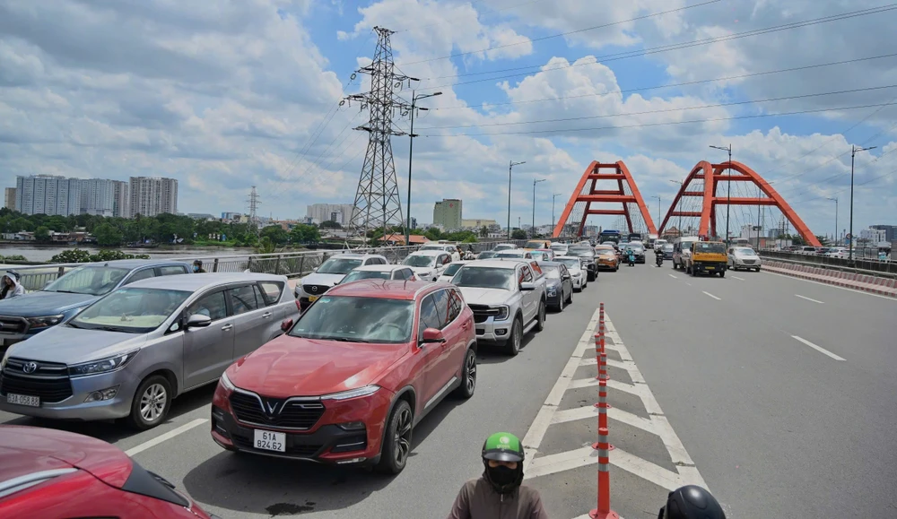 ket-xe-tu-sang-den-chieu-duong-pham-van-dong-nguoi-dan-vat-va-doi-nang-di-chuyen (7).jpg