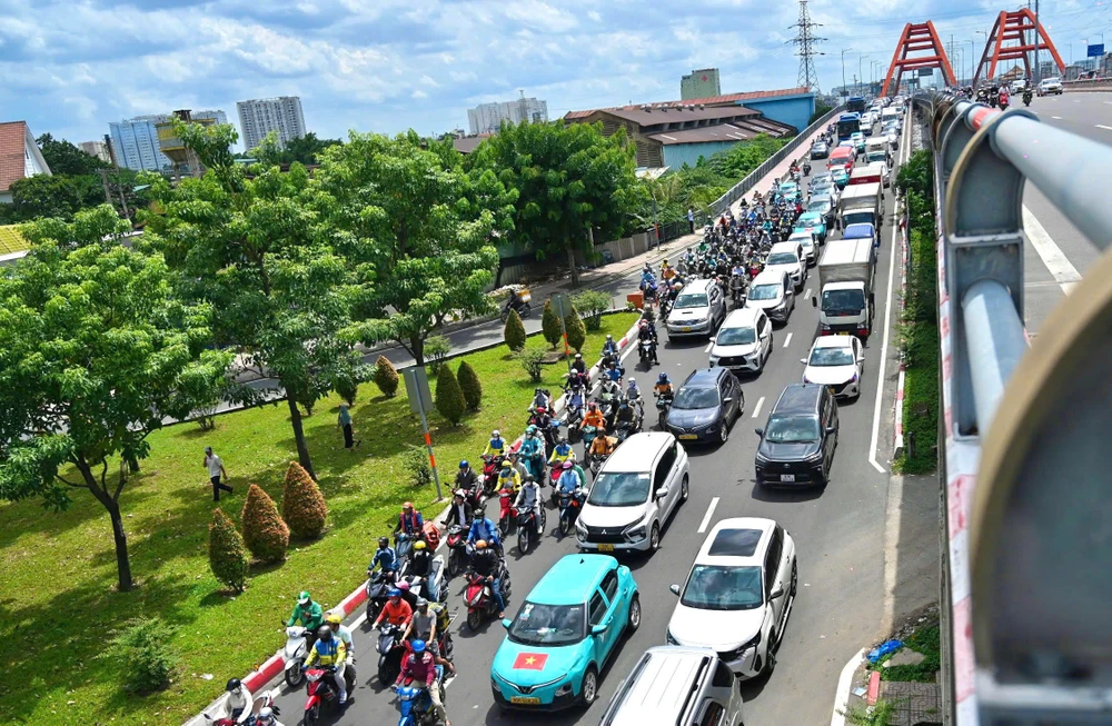 ket-xe-tu-sang-den-chieu-duong-pham-van-dong-nguoi-dan-vat-va-doi-nang-di-chuyen (8).jpg