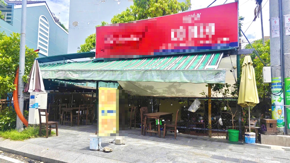 tp-hcm-nhom-hon-10-nguoi-hanh-hung-dap-pha-quan-an-luc-nua-dem (2).jpg