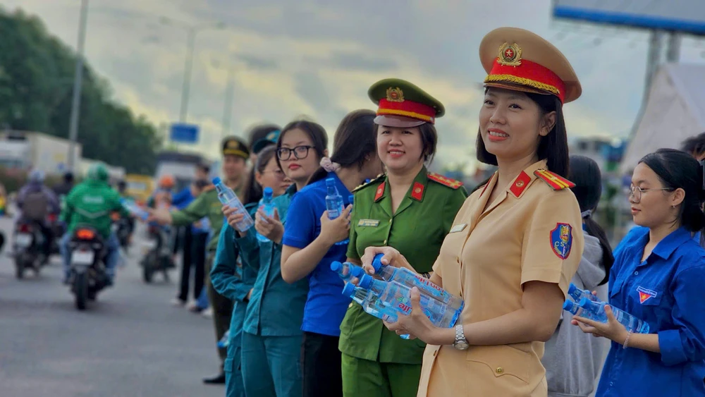 giao-thong-un-u-mua-lon-giang-duong-nguoi-dan-ve-que-nghi-le-2-9 (10).jpg