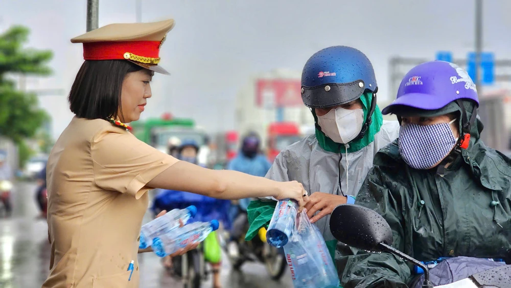 giao-thong-un-u-mua-lon-giang-duong-nguoi-dan-ve-que-nghi-le-2-9 (11).jpg