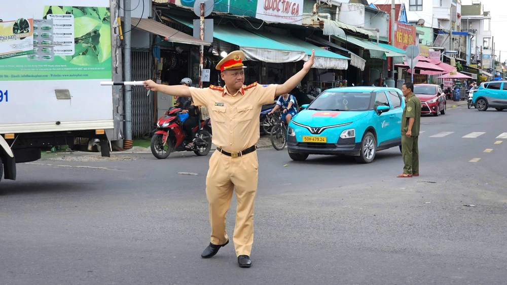 giao-thong-un-u-mua-lon-giang-duong-nguoi-dan-ve-que-nghi-le-2-9 (12).jpg