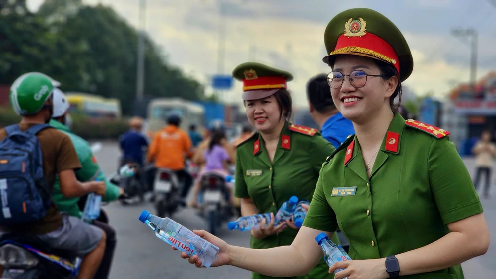 giao-thong-un-u-mua-lon-giang-duong-nguoi-dan-ve-que-nghi-le-2-9 (13).jpg