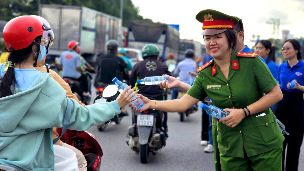 giao-thong-un-u-mua-lon-giang-duong-nguoi-dan-ve-que-nghi-le-2-9 (14).jpg