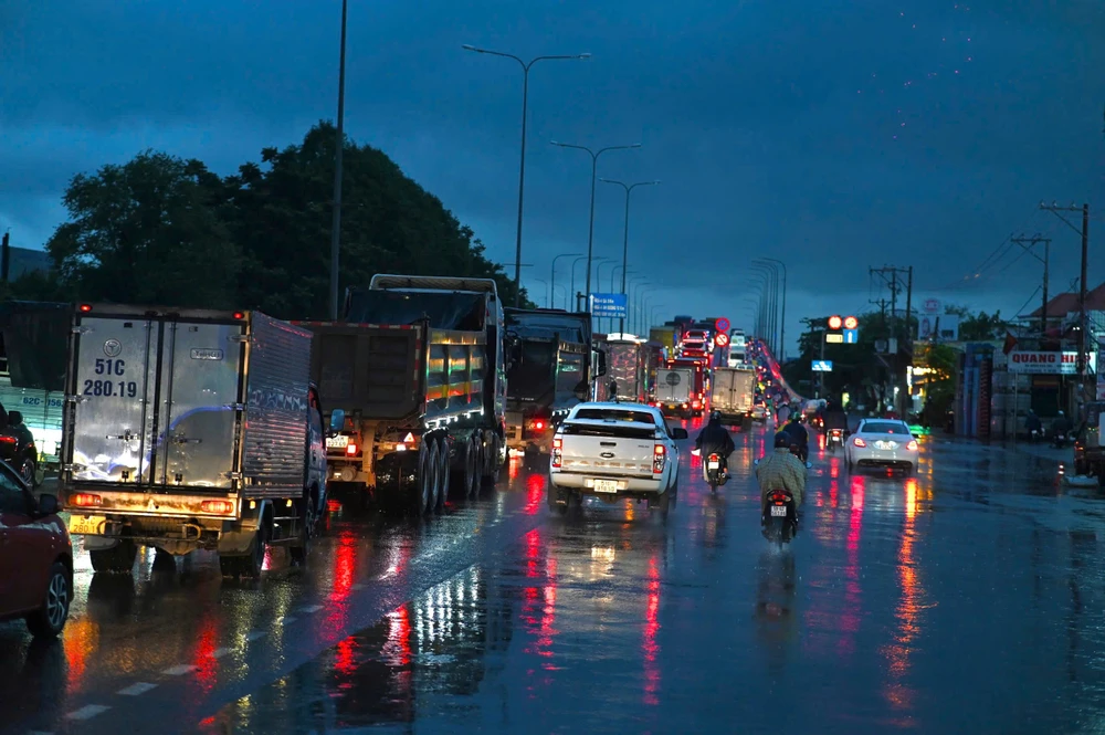 giao-thong-un-u-mua-lon-giang-duong-nguoi-dan-ve-que-nghi-le-2-9 (2).jpg