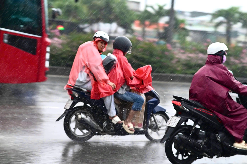 giao-thong-un-u-mua-lon-giang-duong-nguoi-dan-ve-que-nghi-le-2-9 (5).jpg