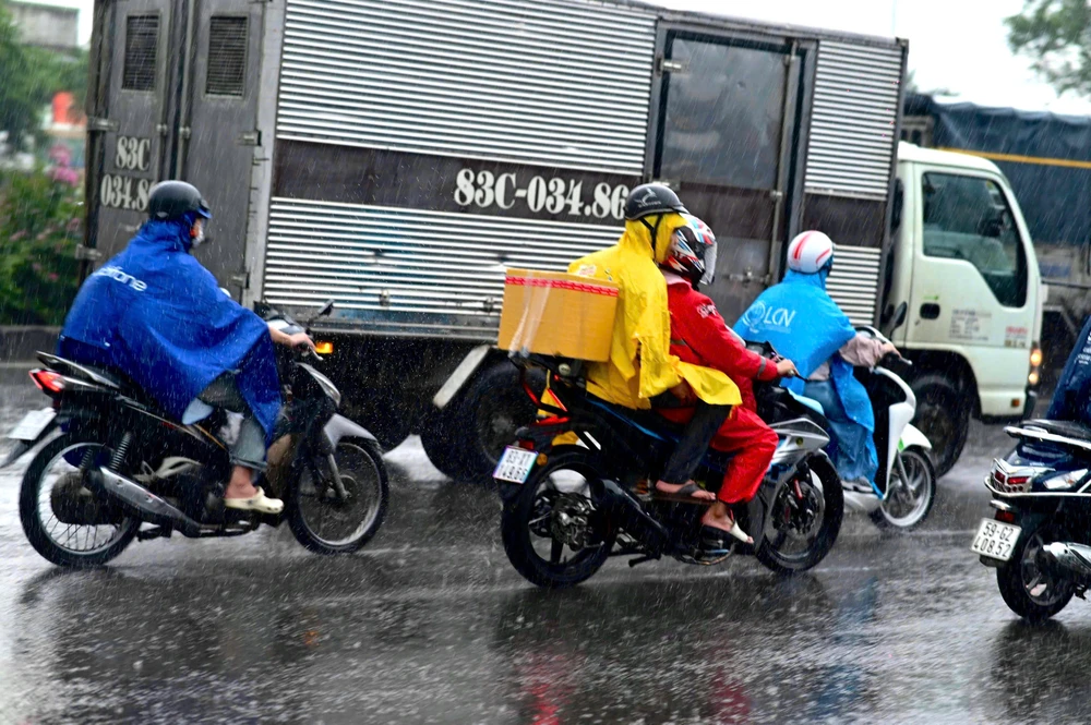 giao-thong-un-u-mua-lon-giang-duong-nguoi-dan-ve-que-nghi-le-2-9 (6).jpg