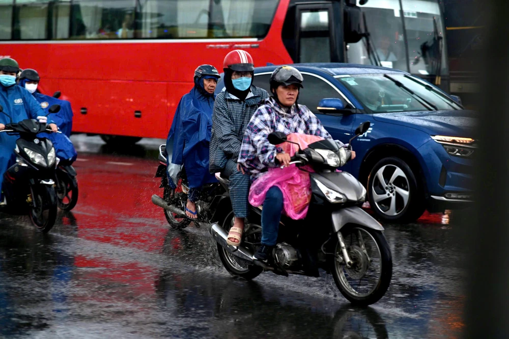 giao-thong-un-u-mua-lon-giang-duong-nguoi-dan-ve-que-nghi-le-2-9 (7).jpg