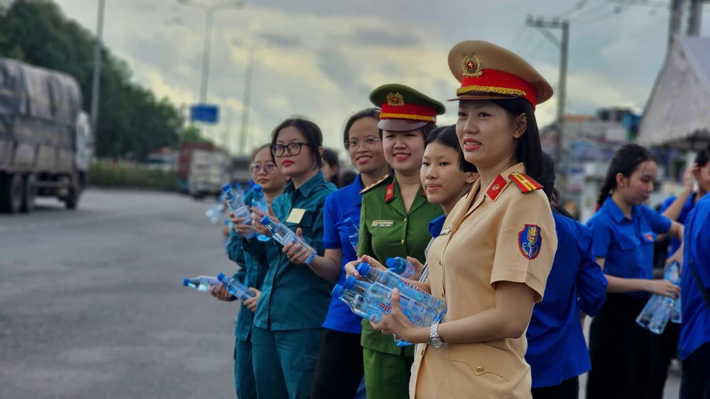 giao-thong-un-u-mua-lon-giang-duong-nguoi-dan-ve-que-nghi-le-2-9 (9).jpg