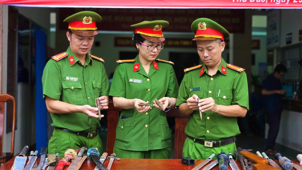 hang-loat-sung-hoi-sung-dien-va-nhieu-vu-khi-nguy-hiem-duoc-nguoi-dan-giao-nop (10).jpg