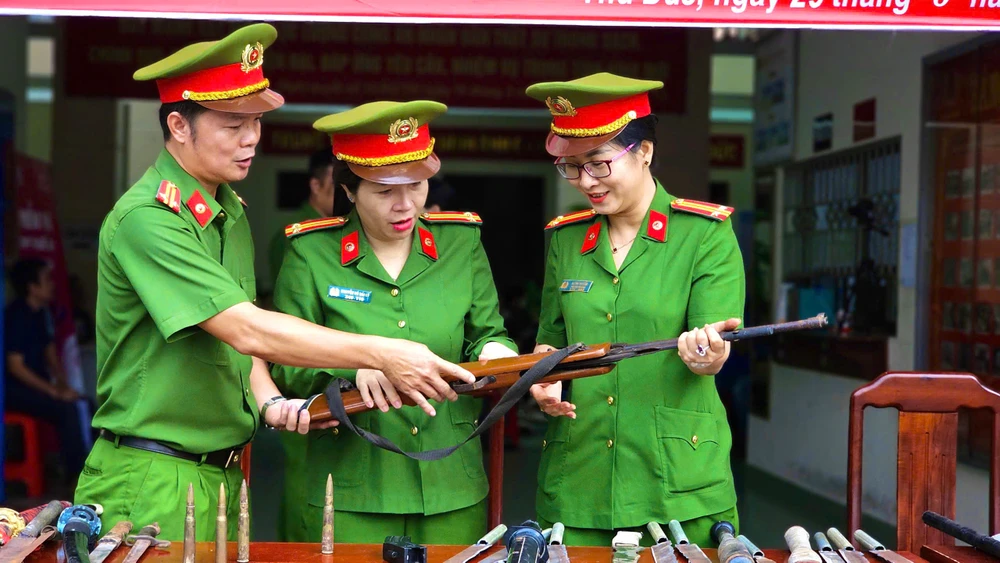 hang-loat-sung-hoi-sung-dien-va-nhieu-vu-khi-nguy-hiem-duoc-nguoi-dan-giao-nop (11).jpg