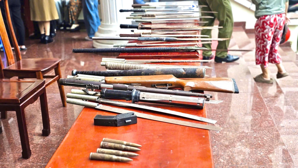 hang-loat-sung-hoi-sung-dien-va-nhieu-vu-khi-nguy-hiem-duoc-nguoi-dan-giao-nop (12).jpg