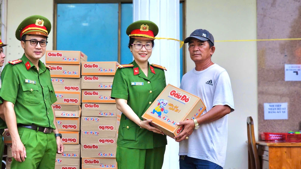 hang-loat-sung-hoi-sung-dien-va-nhieu-vu-khi-nguy-hiem-duoc-nguoi-dan-giao-nop (13).jpg