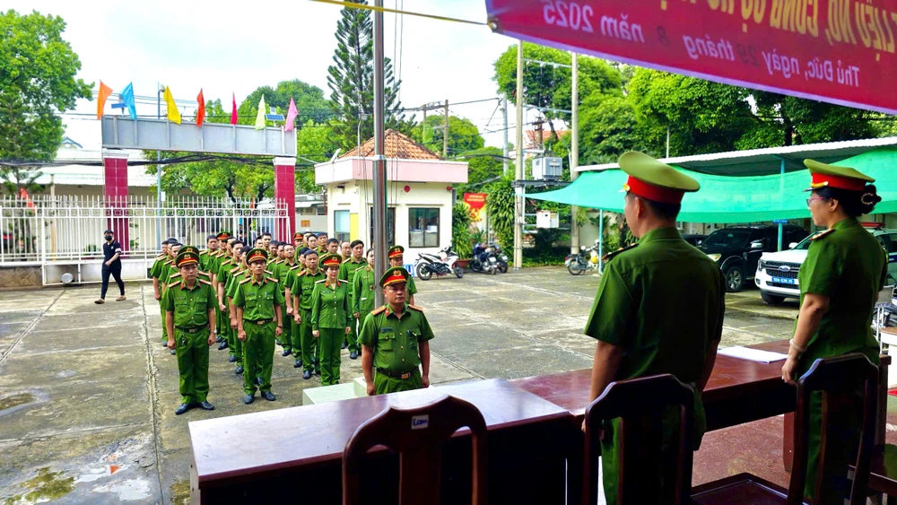Hàng loạt súng hơi, súng điện và nhiều vũ khí nguy hiểm được người dân giao nộp