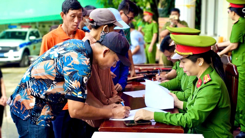 hang-loat-sung-hoi-sung-dien-va-nhieu-vu-khi-nguy-hiem-duoc-nguoi-dan-giao-nop (3).jpg