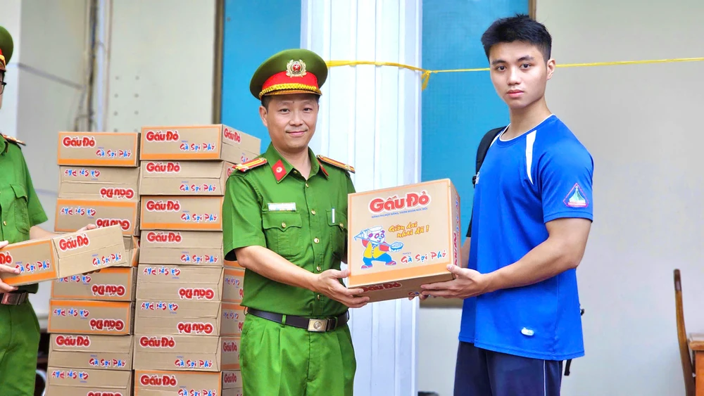 hang-loat-sung-hoi-sung-dien-va-nhieu-vu-khi-nguy-hiem-duoc-nguoi-dan-giao-nop (4).jpg