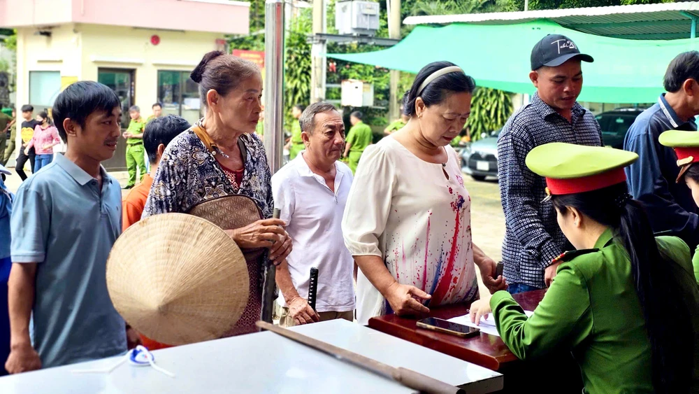 hang-loat-sung-hoi-sung-dien-va-nhieu-vu-khi-nguy-hiem-duoc-nguoi-dan-giao-nop (5).jpg