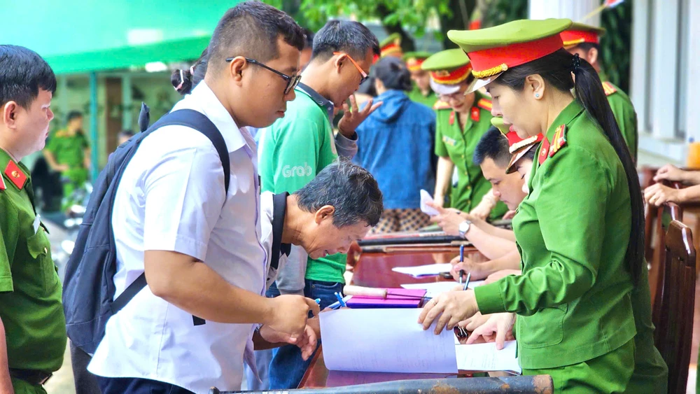 hang-loat-sung-hoi-sung-dien-va-nhieu-vu-khi-nguy-hiem-duoc-nguoi-dan-giao-nop (6).jpg