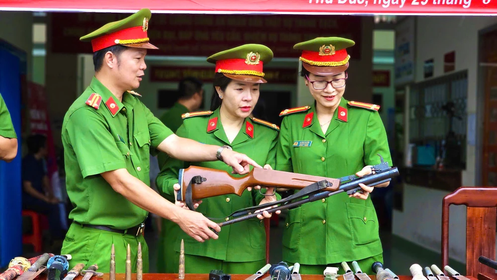 hang-loat-sung-hoi-sung-dien-va-nhieu-vu-khi-nguy-hiem-duoc-nguoi-dan-giao-nop (7).jpg