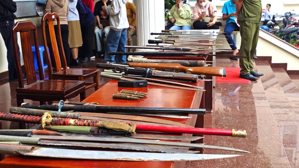 hang-loat-sung-hoi-sung-dien-va-nhieu-vu-khi-nguy-hiem-duoc-nguoi-dan-giao-nop (8).jpg