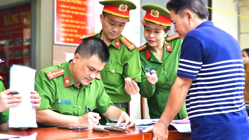 hang-loat-sung-hoi-sung-dien-va-nhieu-vu-khi-nguy-hiem-duoc-nguoi-dan-giao-nop (9).jpg