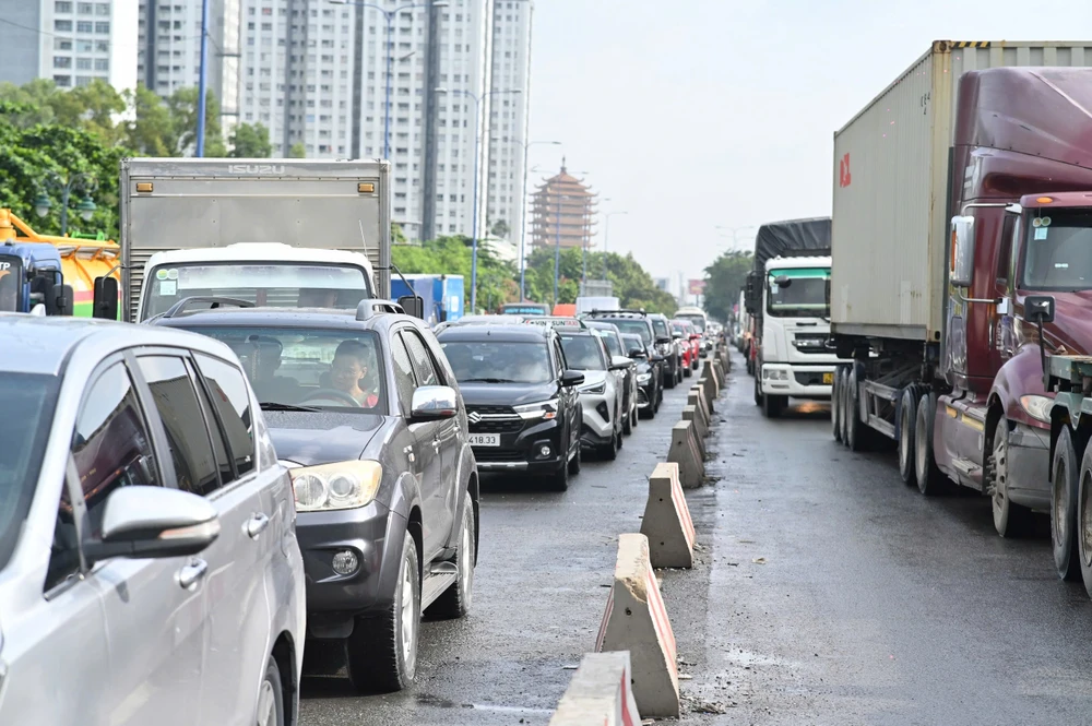 csgt-tuc-truc-phan-luong-giao-thong-on-dinh-ngay-dau-nghi-le (1).jpg