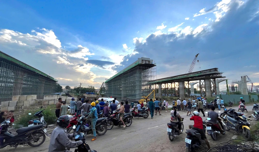 dut-cap-can-cau-tai-cong-truong-vanh-dai-3-mot-cong-nhan-tu-vong (2).jpg