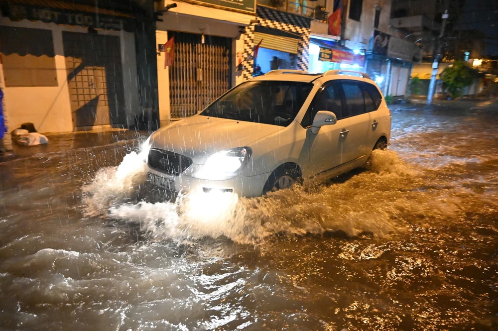 Ngập nặng trong đêm, người dân chật vật dọn dẹp đến khuya