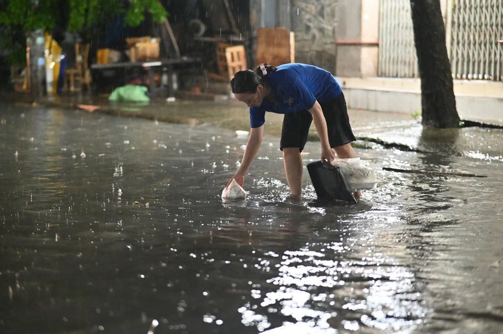 ngap-nang-trong-dem-nguoi-dan-chat-vat-don-dep-den-khuya (10).jpg