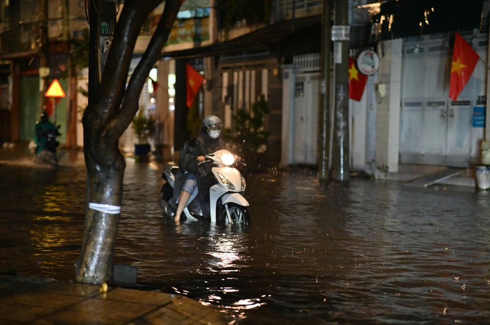 ngap-nang-trong-dem-nguoi-dan-chat-vat-don-dep-den-khuya (11).jpg