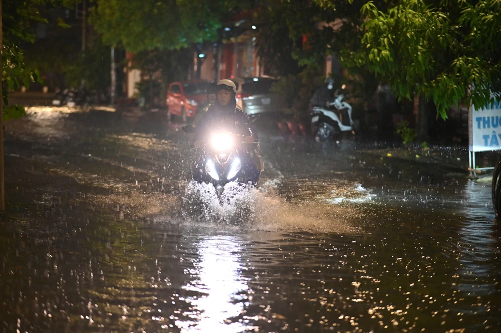 ngap-nang-trong-dem-nguoi-dan-chat-vat-don-dep-den-khuya (12).jpg