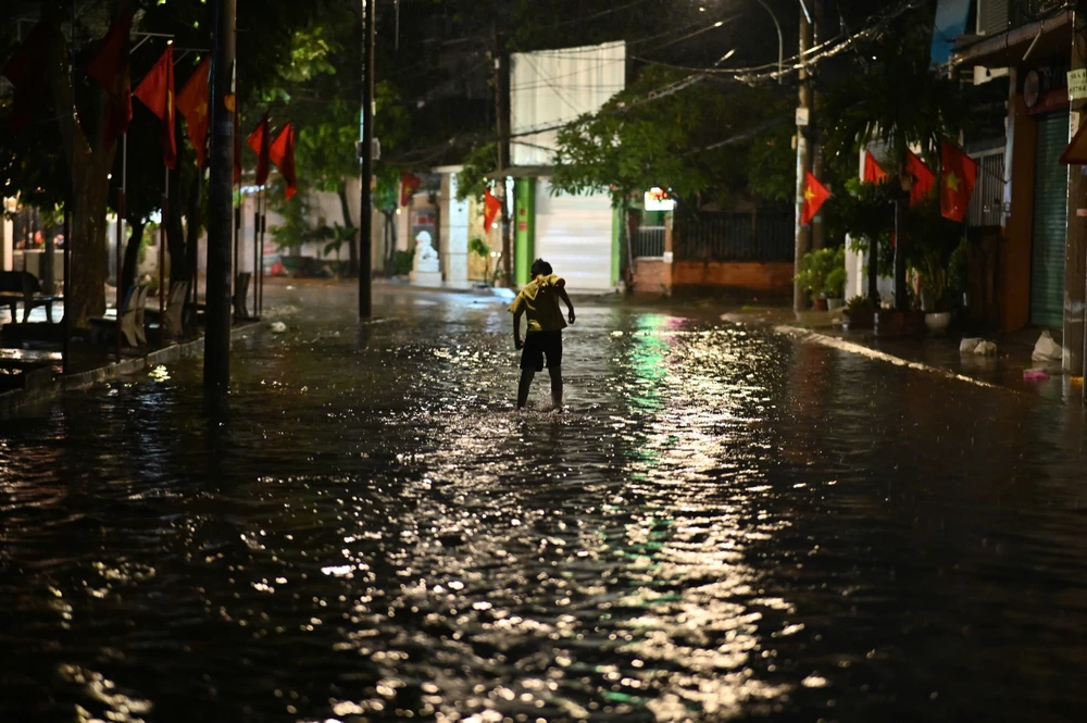 ngap-nang-trong-dem-nguoi-dan-chat-vat-don-dep-den-khuya (14).jpg