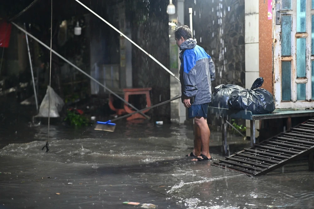 ngap-nang-trong-dem-nguoi-dan-chat-vat-don-dep-den-khuya (15).jpg