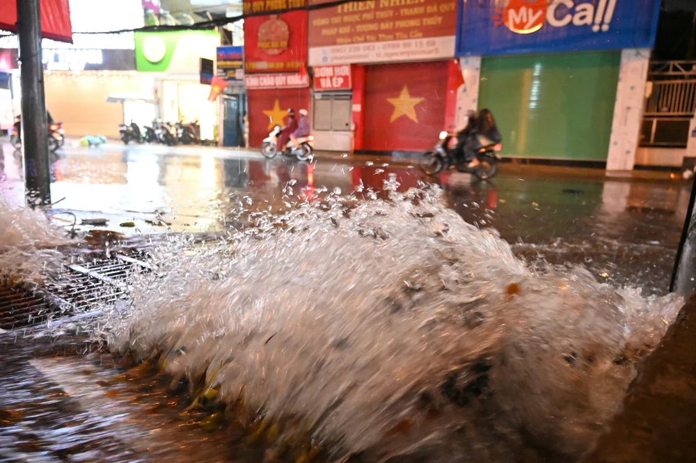 ngap-nang-trong-dem-nguoi-dan-chat-vat-don-dep-den-khuya (16).jpg