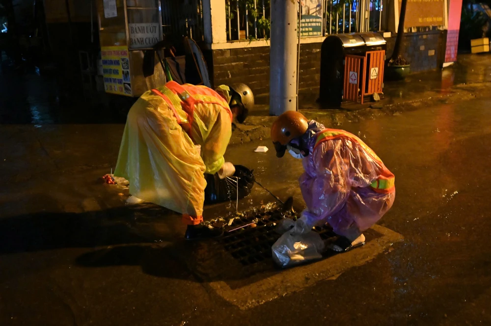 ngap-nang-trong-dem-nguoi-dan-chat-vat-don-dep-den-khuya (3).jpg
