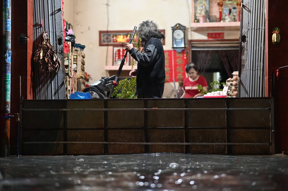 ngap-nang-trong-dem-nguoi-dan-chat-vat-don-dep-den-khuya (5).jpg